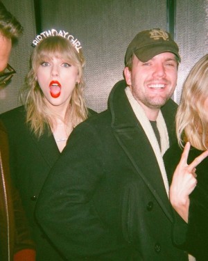 テイラー・スウィフトと2歳年下の弟オースティンさん(画像は『Taylor Swift 2020年4月10日付Instagram「It’s National Siblings Day!」』のスクリーンショット)