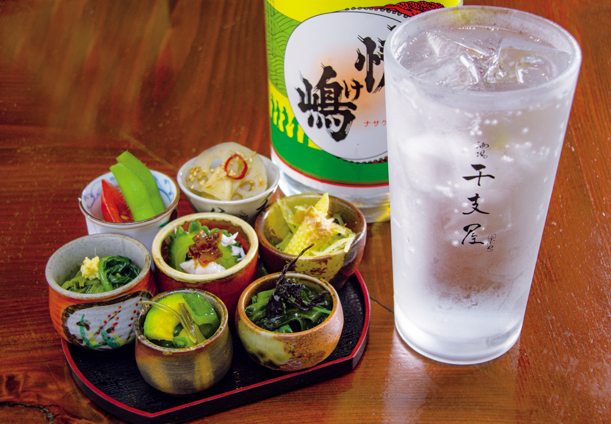 『干支屋（ゑとや）』（左）おばんざい盛（一人分）　580円　（右）情け嶋　減圧麦　ソーダ割り　473円　「つるむらさきめかぶすだち酢」、「新れんこん、新生姜柚子山椒きんぴら」など季節の野菜がたっぷり