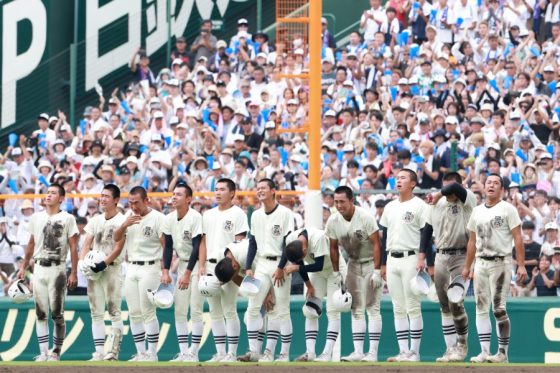 3塁側の沖縄尚学アルプスにも頭を下げる日大三ナイン【写真提供:産経新聞社】