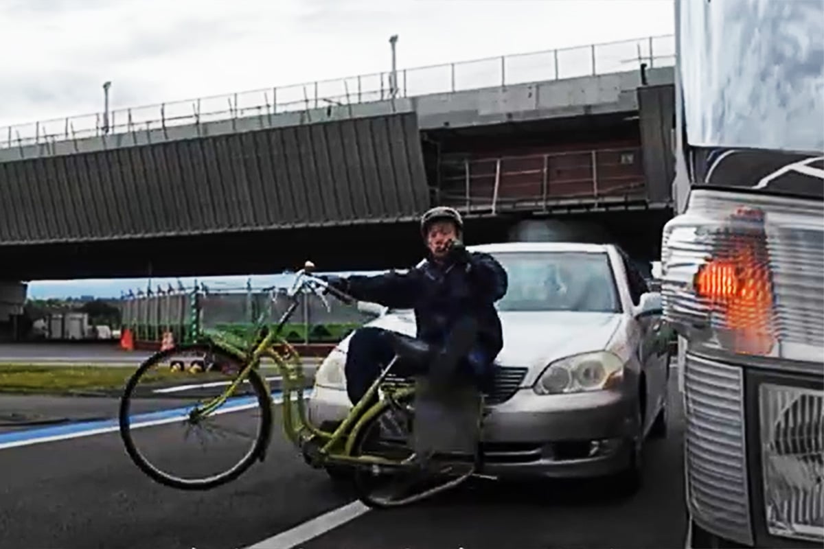 違法駐車を自転車が避けた後方からきた車に轢かれてしまう再現動画(画像引用:警視庁交通総務課 @MPD_kotu)
