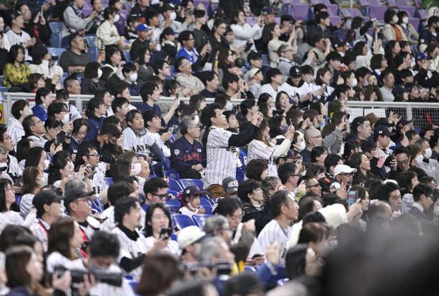 入場者による写真や動画の投稿 プロ野球の規程を適用すると発表