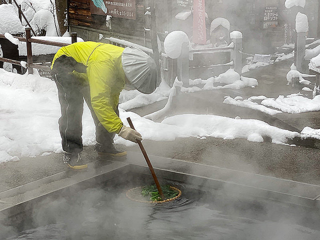 源泉かけ流しの野沢温泉で集印めぐり＆13湯の外湯めぐり！岡本太郎の