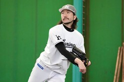 キャッチボールをするロッテ・石川歩［撮影＝山下拓人］ 