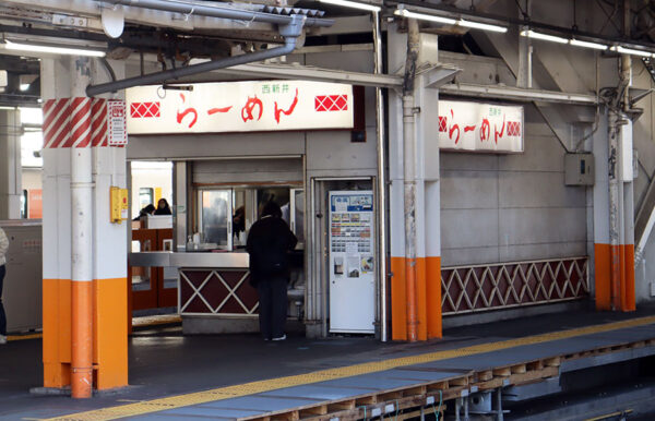 大師線側からみた西新井らーめん（乗りものニュース編集部撮影）