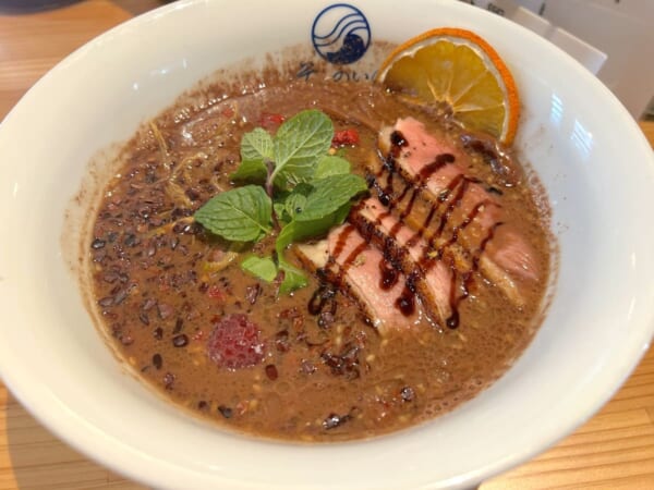 甘いの?しょっぱいの?1日20食限定の「チョコレート味噌ラーメン」が唯一無二の体験だった