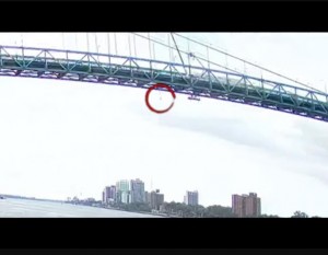 米ミシガン州デトロイトとカナダを結ぶ橋の上で作業中だった鉄工作業員が今月12日、約43メートル下のデトロイト川に転落した(画像は『Inside Edition 2023年7月19日公開 YouTube「Iron Worker Survives 150-Foot Fall From Bridge」』のサムネイル)