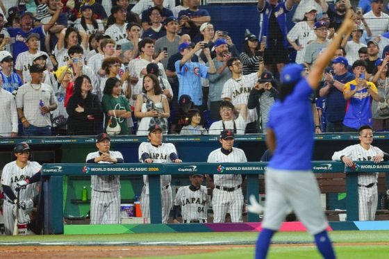 敗戦直後、グラウンドを見つめる侍ジャパンベンチ【写真:荒川祐史】