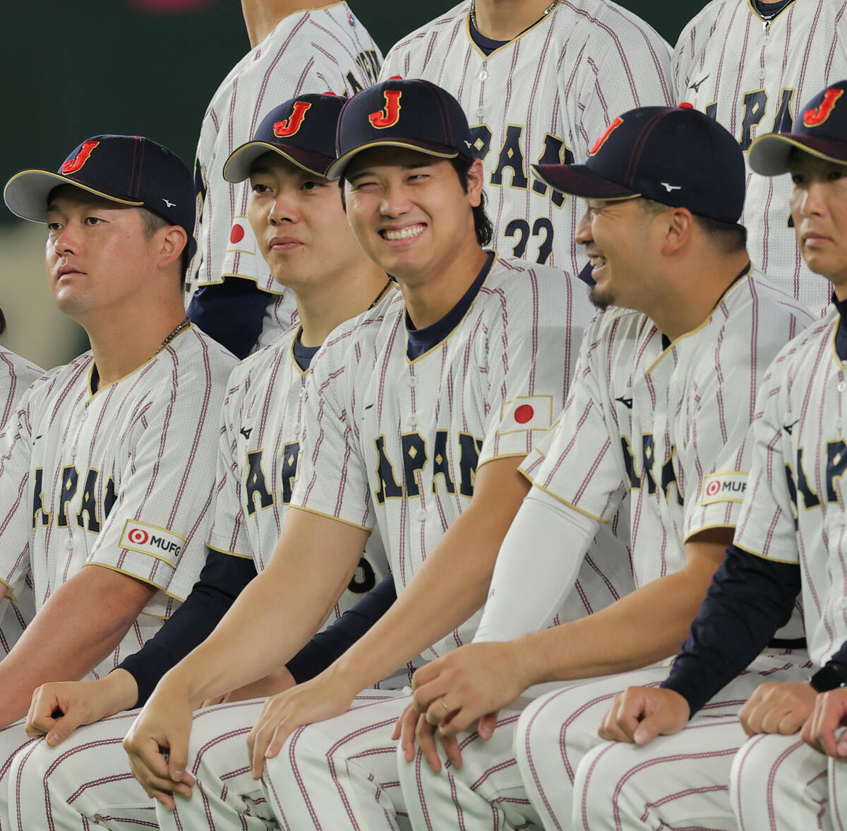 チームの記念撮影で笑顔を見せる大谷翔平（中央＝カメラ・上村 尚平）