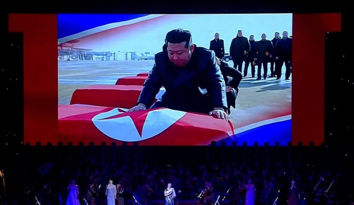 ロシアから帰還した戦死者が収められたと思しき棺と向き合う金正恩氏（朝鮮中央テレビ）
