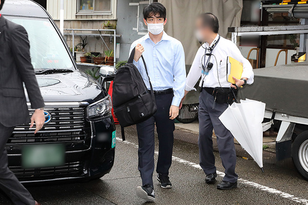  誕生日前日に対局へ向かう藤井聡太棋聖。 