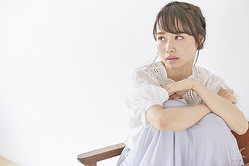 男性が近寄りづらい 話しかけるなオーラ が出ている女性の特徴 Peachy ライブドアニュース