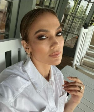 ���ȥ쥹���ɤ��ͤ���Ƥ��������˥ե��������ڥ��ʲ����ϡ�Jennifer Lopez��2022ǯ6��30����Instagram��Happy hump day�ס٤Υ����꡼�󥷥�åȡ�