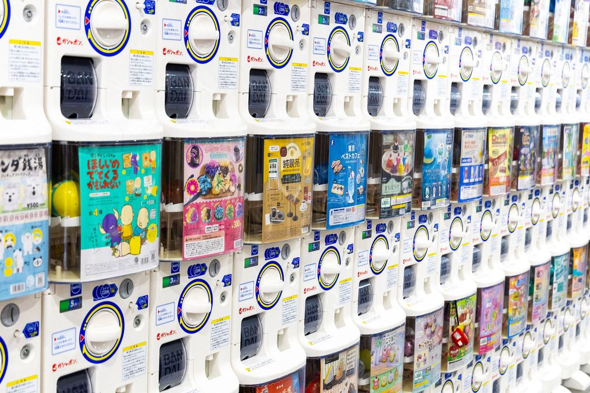 ずらりと並ぶガシャポンマシン