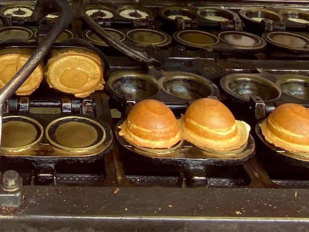 おやつにもデザートにも どんどん出来上がっていく「蜂蜜まんじゅう」