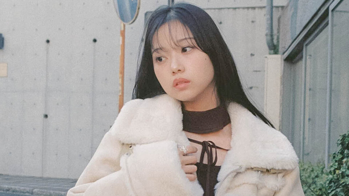 寒い季節の肌見せは無理してる感が...さりげない「肌見せコーデ」2選