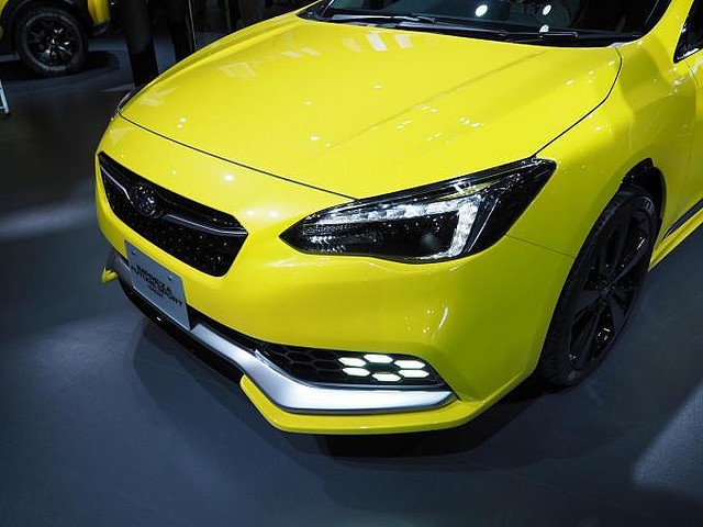 東京モーターショーに展示された2台の黄色いスバル車のボディカラーの