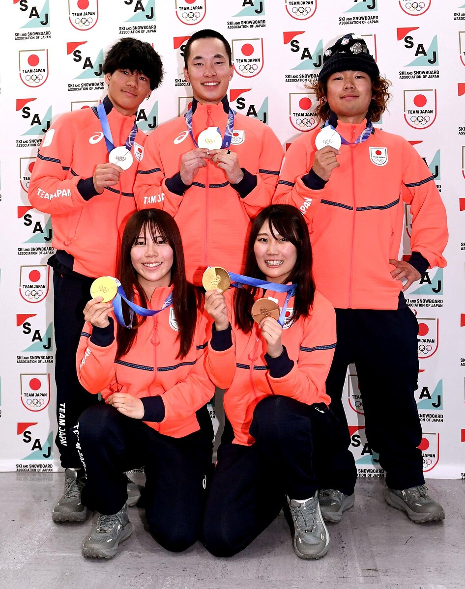 メダルを手に笑顔を見せる（前列左から）深田茉莉、村瀬心椛（後列左から）木俣椋真、木村葵来、長谷川帝勝＝２２日