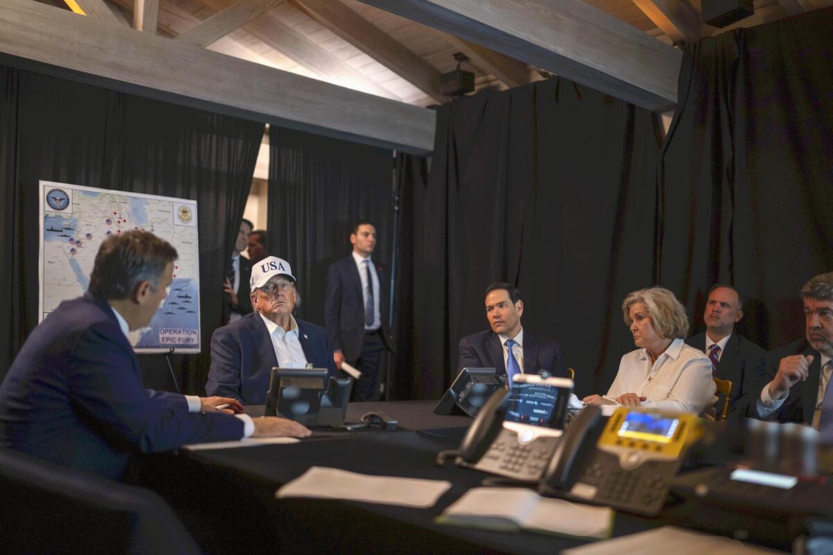 臨時作戦室から戦況を見守るトランプ米大統領＝米ホワイトハウスのＸから