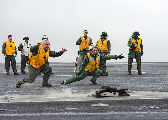 お別れにブーツを空母のカタパルトで射出！アメリカ海軍伝統の