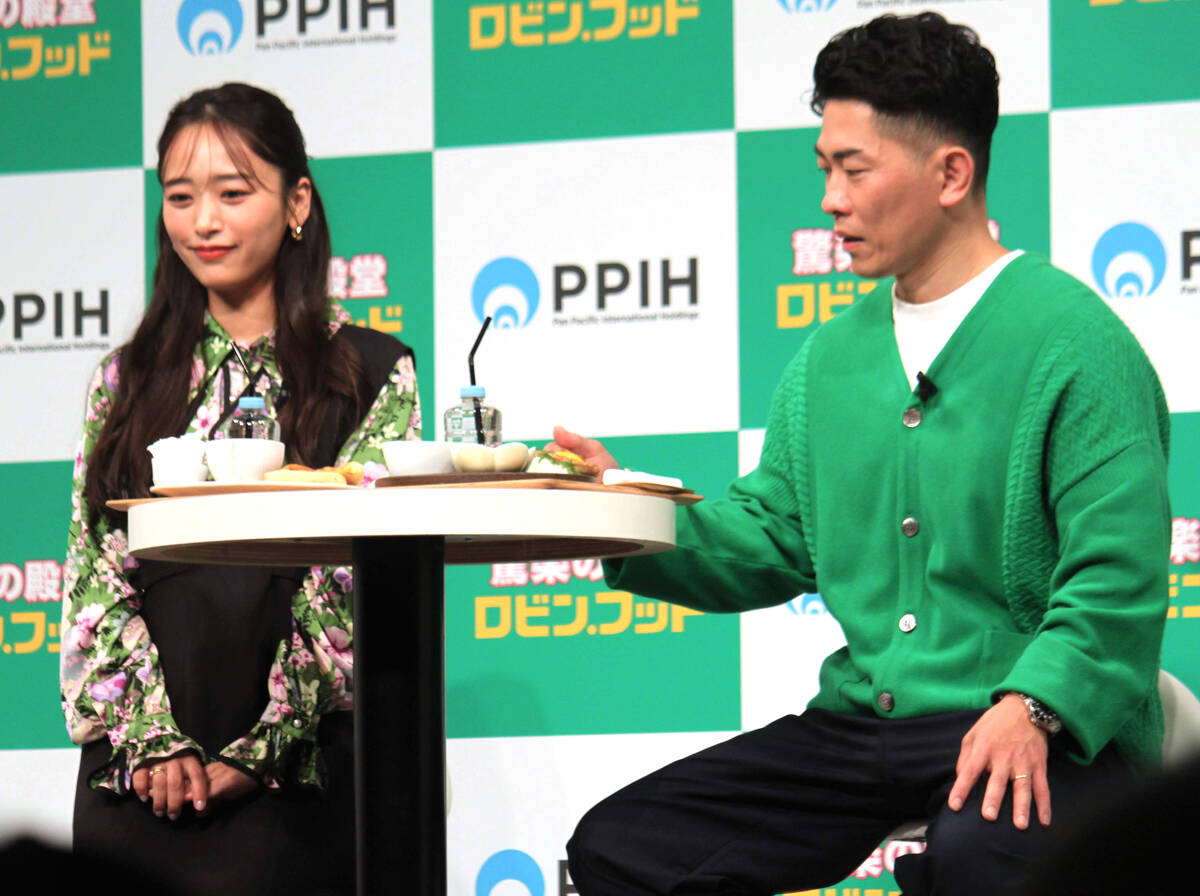 「PPIH新業態(食品強化型ドンキ)戦略発表会」に出席した(左から)近藤千尋、ジャングルポケット太田博久