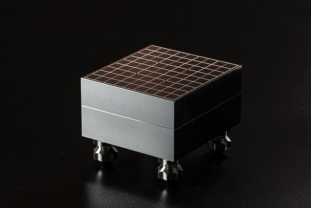 サイズは1 4 素材は超々ジュラルミン 職人のワザが光る超レア将棋盤 駒 ライブドアニュース