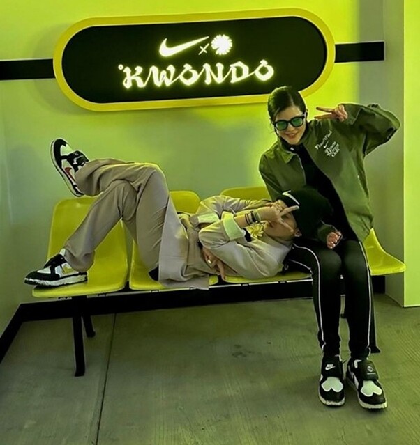 BIGBANGのG-DRAGON、日本人女性と膝枕でポーズ…仲睦まじいツーショット