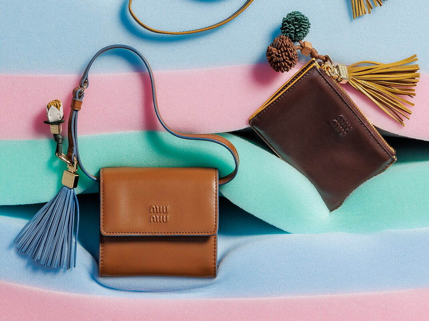 miu miu ショルダー財布、カードケース ミュウミュウのレザーグッズ、ショルダーストラップ付き財布やタッセル