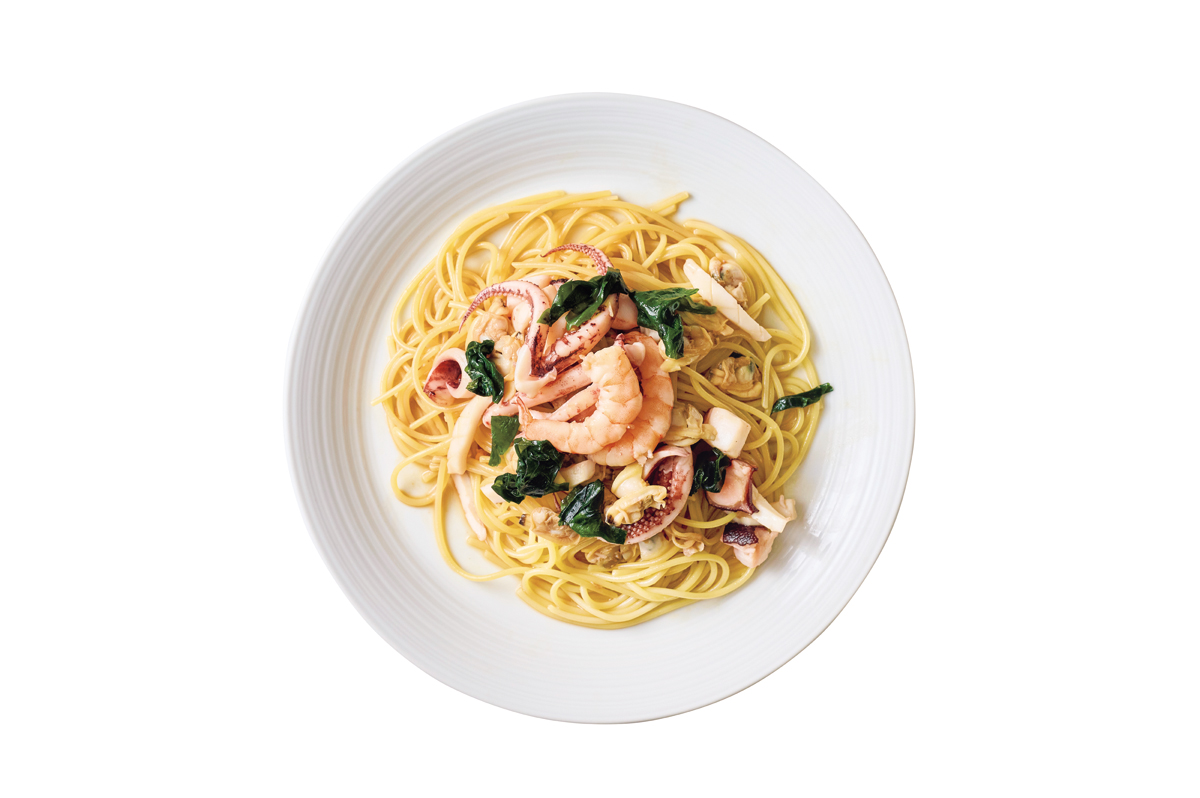 『松下雄二屋』海の幸スパゲティ（おしょうゆバター）　1600円　イカ、タコ、エビ、アサリ、ワカメと具材たっぷり