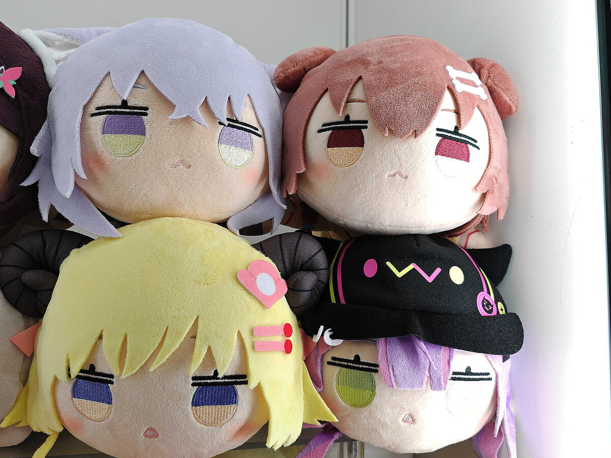 フリューよりホロライブの「ひっかけフィギュア」、「寝そべり