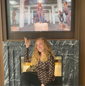 ビヨンセの新作MVを鑑賞するアデル(画像は『Adele 2020年8月2日付Instagram「Thank you Queen for always making us all feel so loved through your art」』のスクリーンショット)