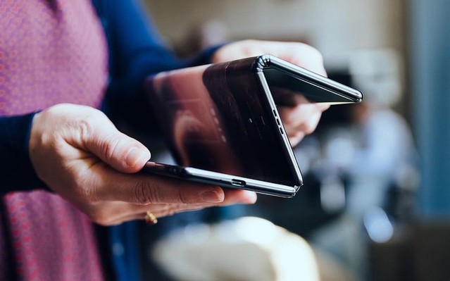 TCL Flex V 未発売プロトタイプ TCLが約7万円のクラムシェル型折り畳み機発売を予告【TCL Flex V