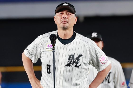 試合後、スピーチをするロッテ・吉井理人監督【写真:小池義弘】