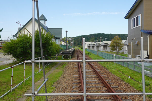 日高本線の廃線跡。写真は旧新冠駅（乗りものニュース編集部撮影）。