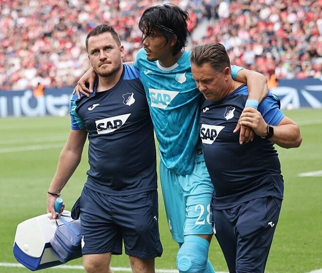 メディカルスタッフに支えられながらピッチを後にした町田。(C)Getty Images