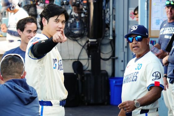 ドジャース・大谷翔平(左)とデーブ・ロバーツ監督【写真:黒澤崇】
