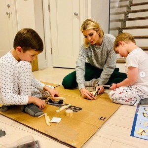 3�����쥤�����󥫡��ȥ��פ��ޤ���Хå��󥰤�Ū�ˡʲ����ϡ�Ivanka Trump��2019ǯ12��6����Instagram��Home: Imagination Station�ס٤Υ����꡼�󥷥�åȡ�