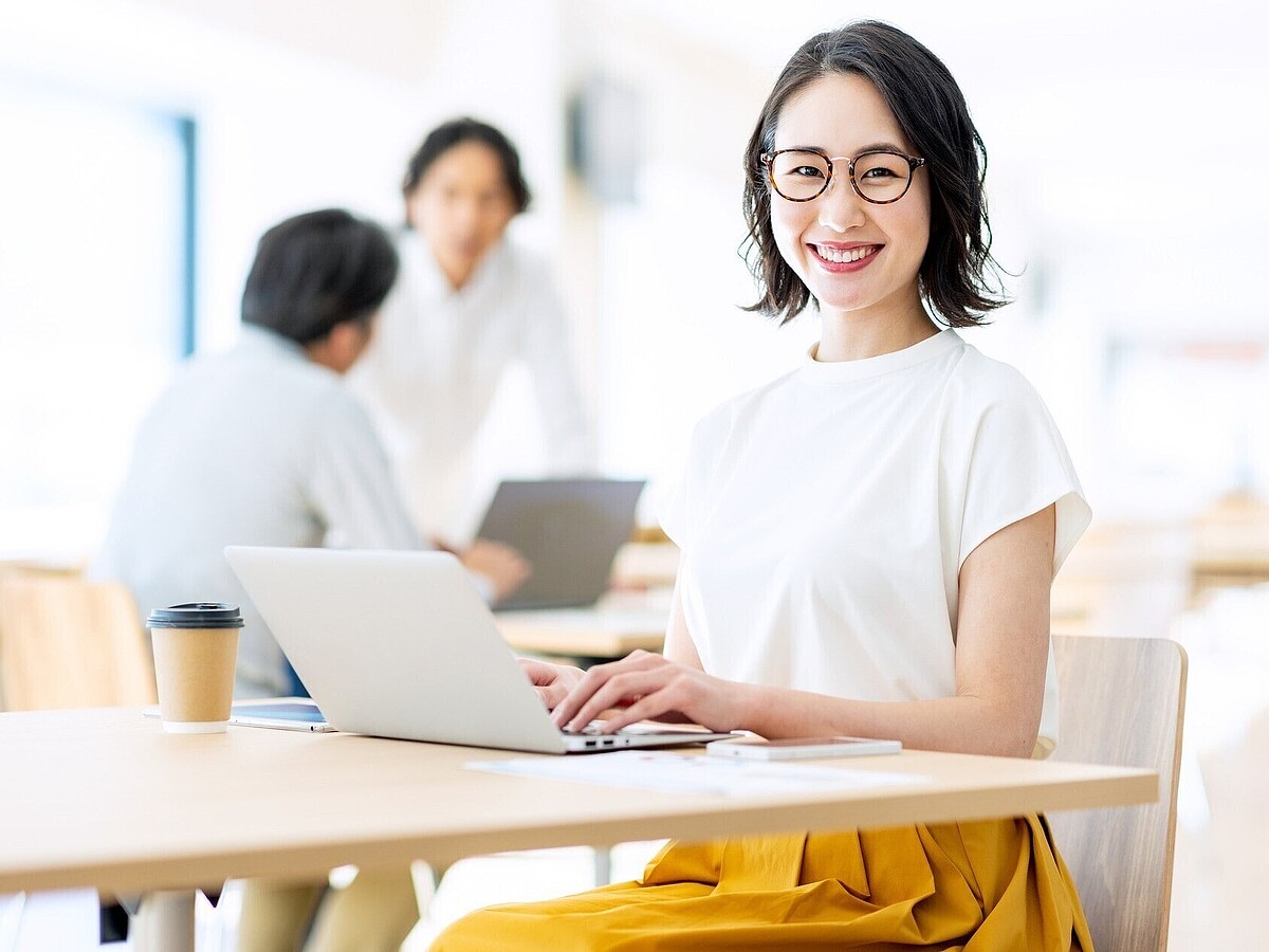  将来に備えて生命保険や損害保険など、さまざまな保険に加入している人は多いでしょう。とはいえ、かけ過ぎて生活に支障が出てしまっては本末転倒です。老後破産を防ぐためには、どのように保険と向き合えばよいのでしょうか。元銀行員の筆者と共に考えてみましょう。※サムネイル画像：PIXTA 