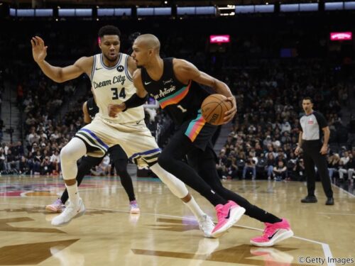 NBA選手がコートに現れたウェンバンヤマ スキンヘッド姿に驚き