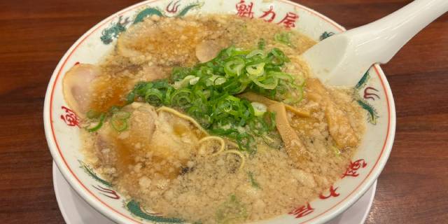 人気ラーメンチェーンの店舗で…アルバイトが食材の卵でキャッチボールか