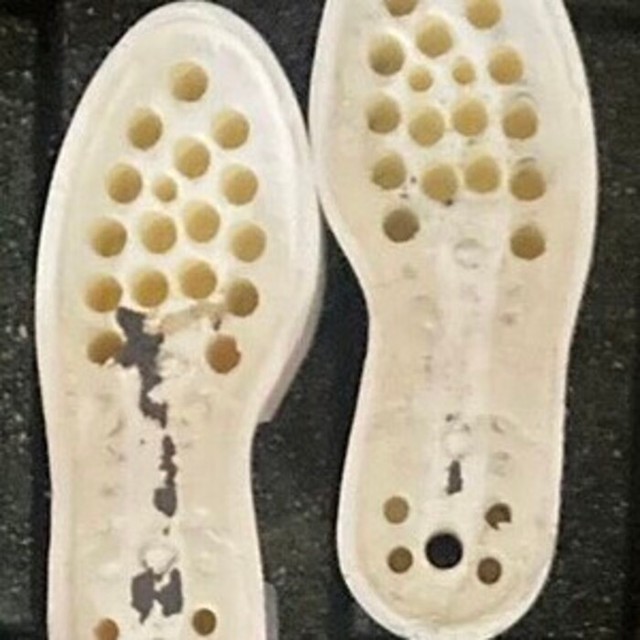 見事に綺麗に外れてしまった靴底／オトメロードさん（@windows9999999）提供