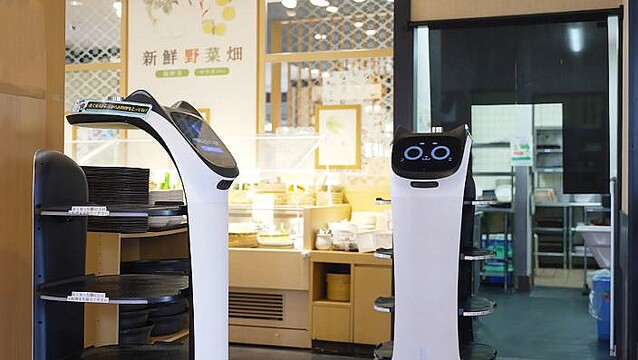 ガスト・しゃぶ葉「ネコロボぬいぐるみ」を抽選で、ネコ型配膳ロボット