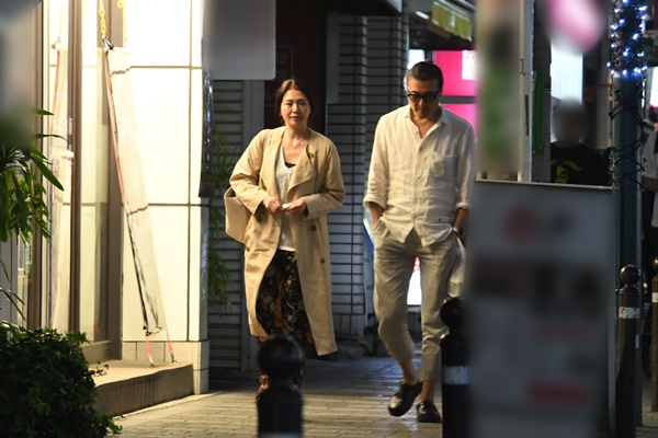  食事を終え、小泉の運転で別々のマンションに帰宅。 