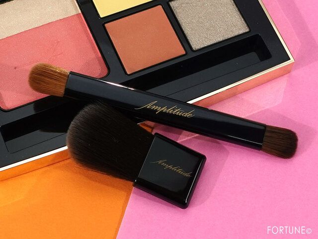 Amplitude(アンプリチュード) ベースメイクキット　限定セット アンプリチュードのクリスマス限定アイシャドウ、ハートが連なる