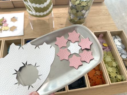 小物 yuki おとなのソロ部】ピンセット1つで革小物が完成！「YUKIZNA Craft&Cafe