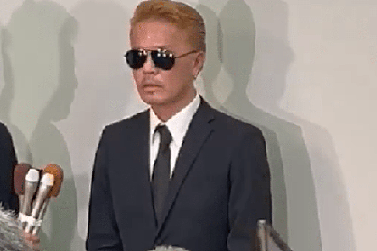 囲み取材に応じるEXILE・ATSUSHIのモノマネ芸人RYO(本人Xより)
