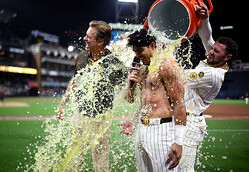  サヨナラ打を放ったパドレスのイーサン・サラス（写真＝Getty Images） 