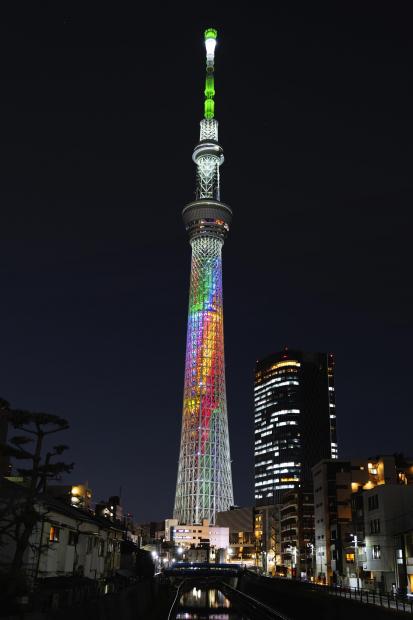 WBC開催を記念 東京スカイツリーがレインボーカラーにライトアップ