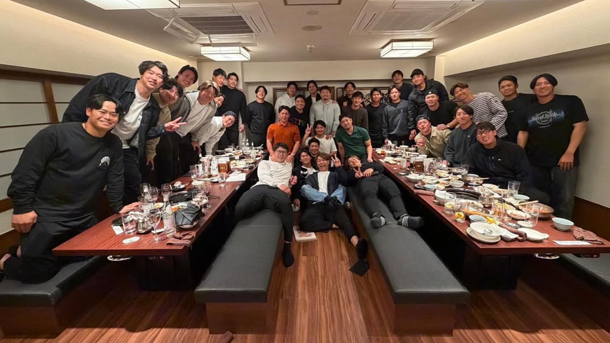 大谷翔平、侍J決起集会はひっそり最後列に　先輩への“神すぎる気遣い”にも反響「宣伝している所が素敵過ぎ」「意外と後ろの方で映るタイプ」