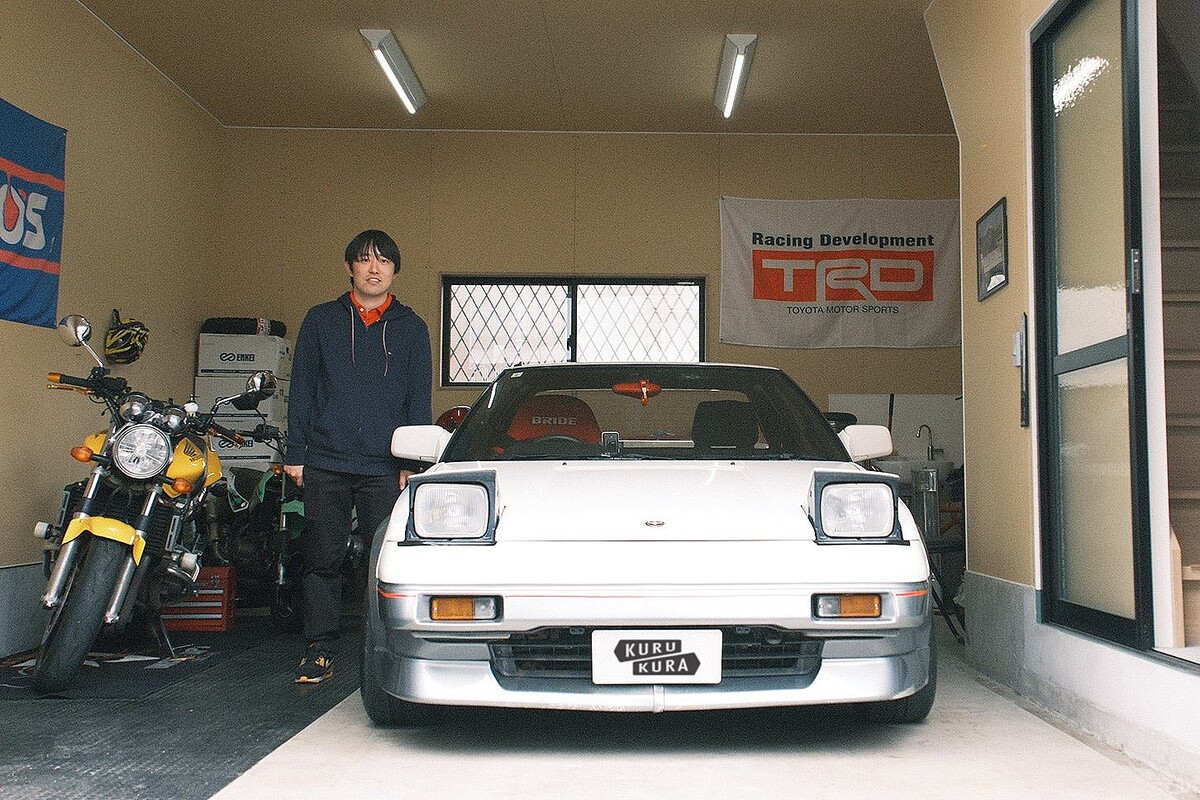 NRさんと愛車のトヨタMR2「ガレージライフ」を満喫する若者