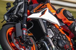 KTM�ο�����ǥ��990 DUKE R�� 
